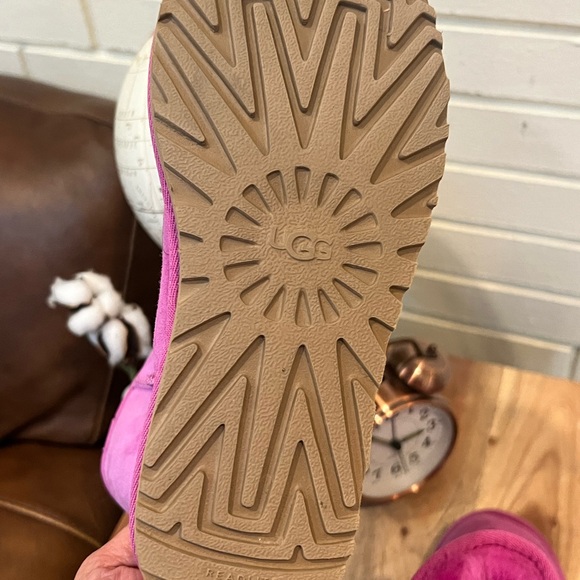 UGGS AUTHENTIC purple magenta size 6 (37). Never worn with slight marks. - Picture 4 of 14